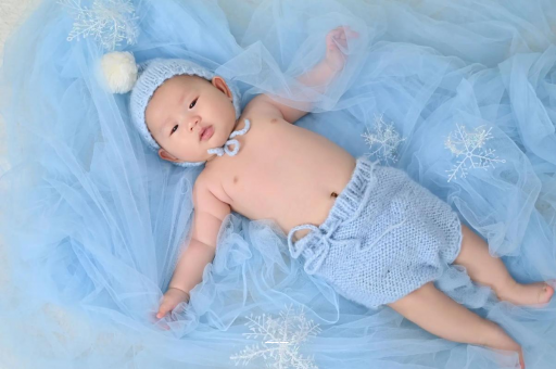 龙海满月宝宝放屁臭